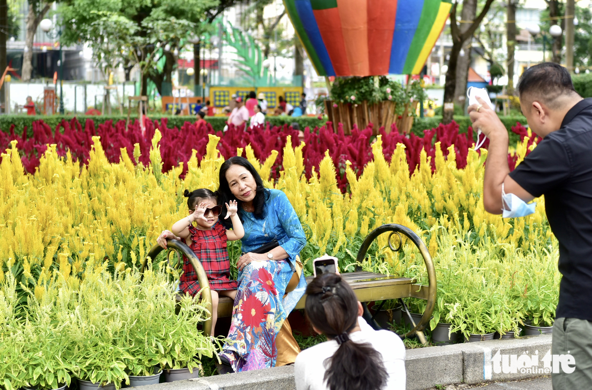 A woman and her daughter are seen posing for a photo at the Ho Chi Minh City Spring Flower Festival at Tao Dan Park in District 1 on January 22, 2023. Photo: T.T.D. / Tuoi Tre