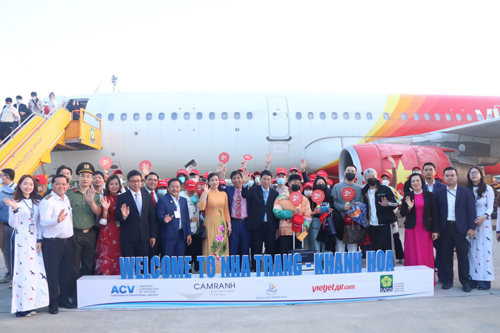 Tourism authorities and Chinese tourists pose for a photo at Cam Ranh International Airport in Khanh Hoa Province, Vietnam following their arrival on January 24, 2023. Photo: Thuc Nghi / Tuoi Tre