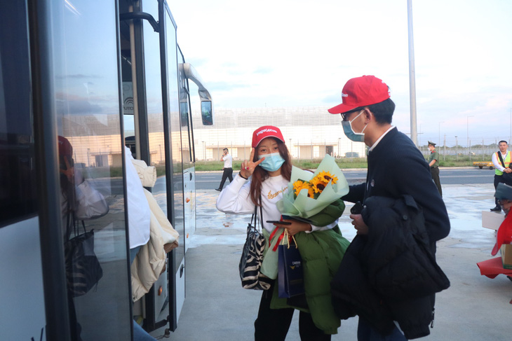 A Chinese tourist poses for a photo at Cam Ranh International Airport in Khanh Hoa Province, Vietnam on January 24, 2023. Photo: Thuc Nghi / Tuoi Tre