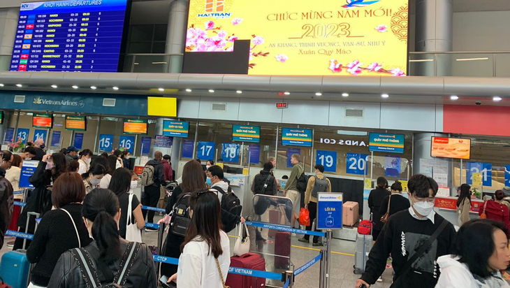 Passengers crowd check-in desks of Vietravel Airlines. Photo: Tieu Vy / Tuoi Tre