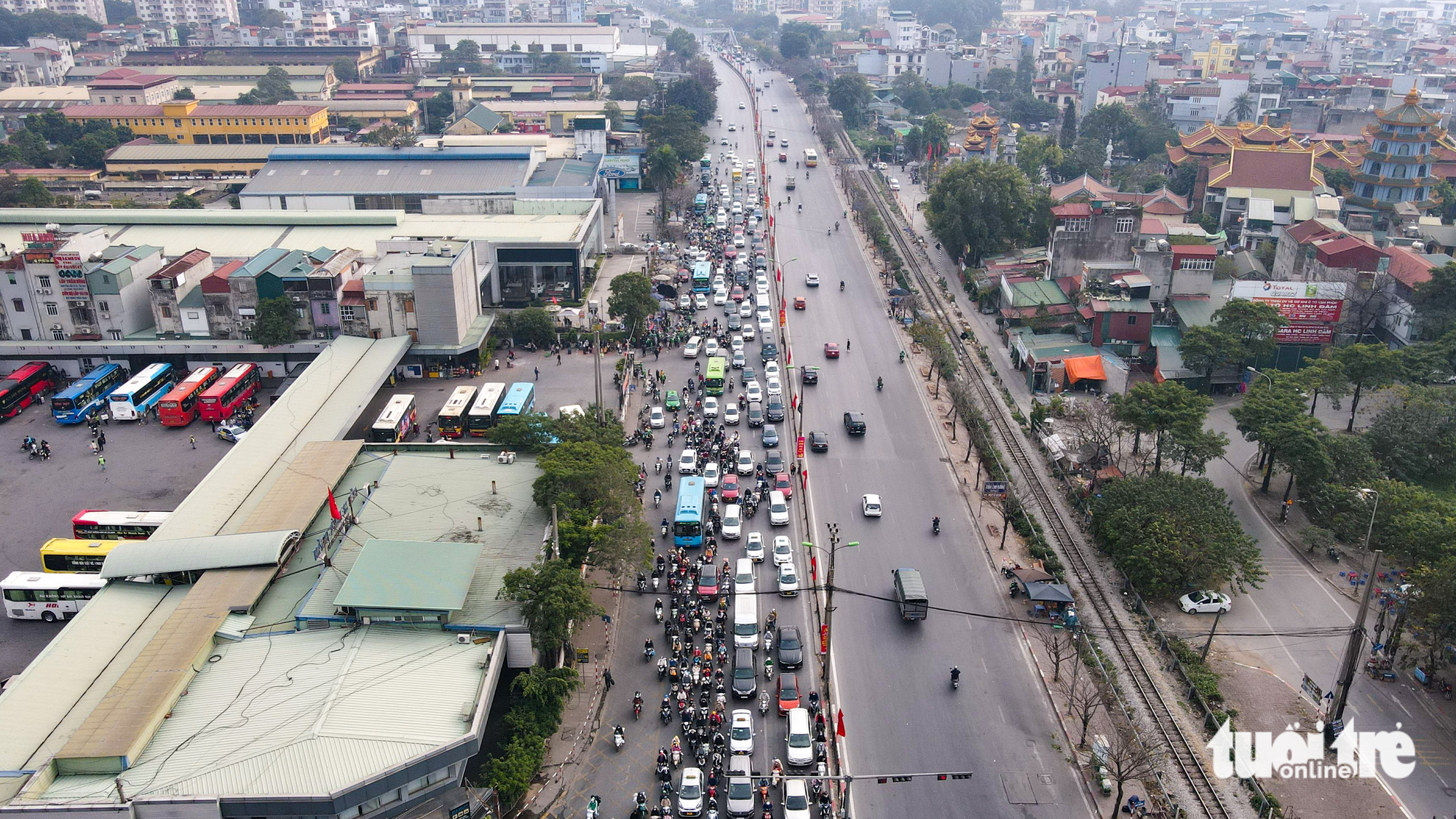 Vehicles wait for a red light on Ngoc Hoi Street near Nuoc Ngam Bus Station in Hoang Mai District, Hanoi, January 26, 2023. Photo: Van Cong / Tuoi Tre