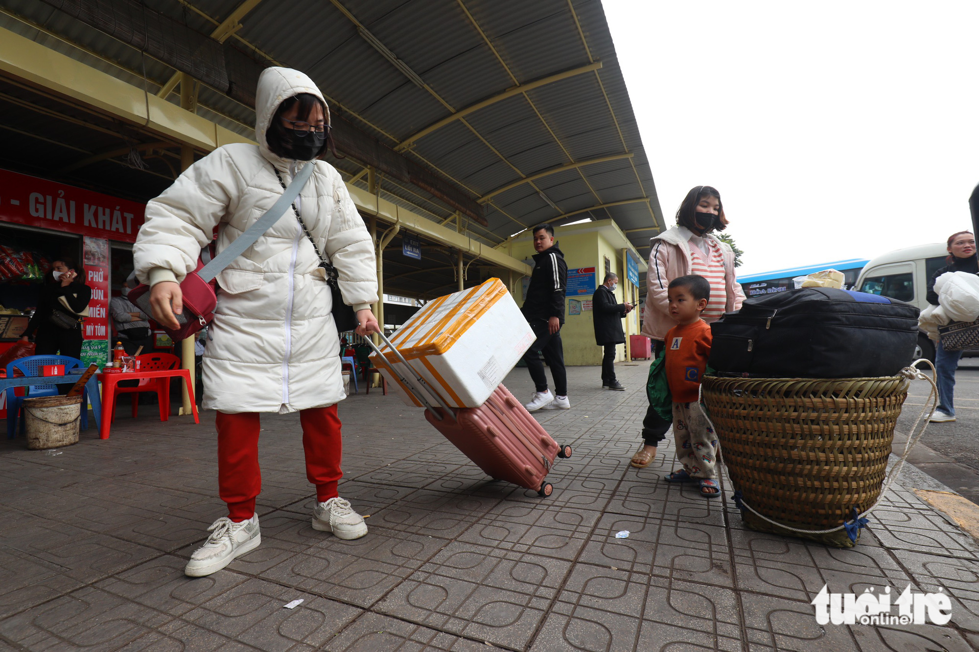 A post-Tet returnee pulls a luggage at a bus station in Hanoi, January 26, 2023. Photo: Nguyen Bao / Tuoi Tre