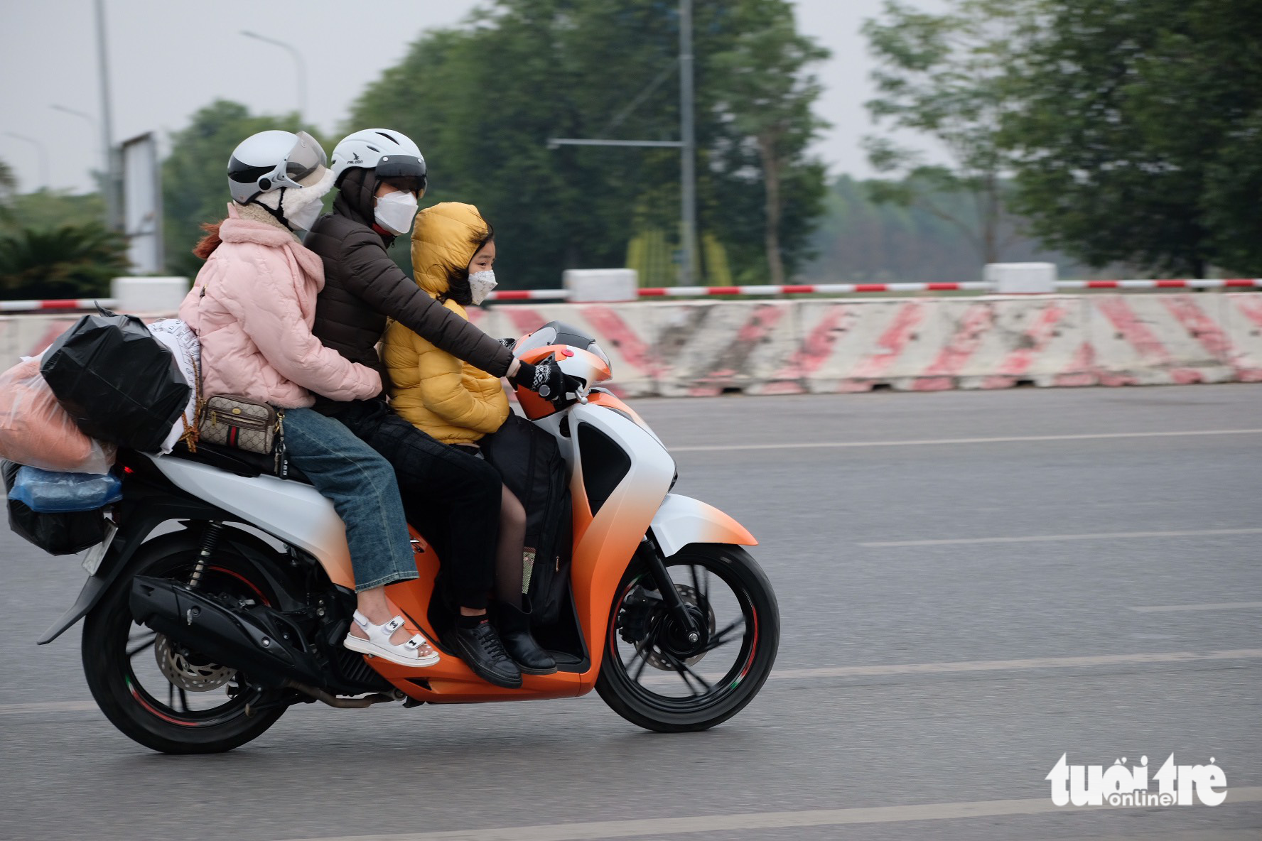 A family returns to Hanoi on a motorbike after the seven-day 2023 Tet (Lunar New Year) holiday, January 26, 2023. Photo: Nguyen Bao / Tuoi Tre