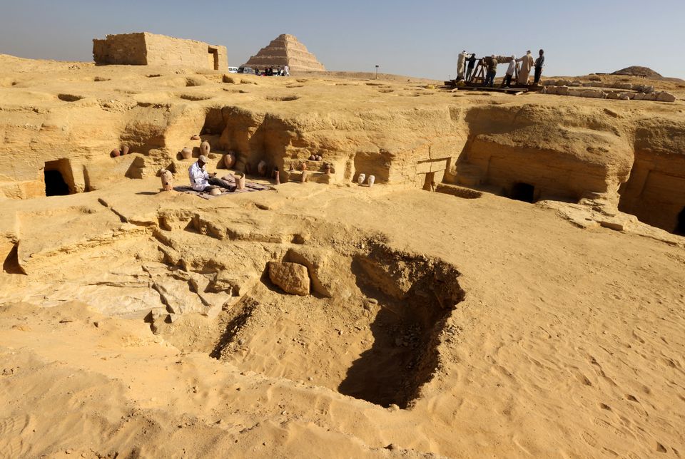 An Egyptian archaeologist restores antiquities after the announcement of new discoveries in Gisr el-Mudir in Saqqara, in Giza, Egypt, January 26, 2023. Photo: Reuters