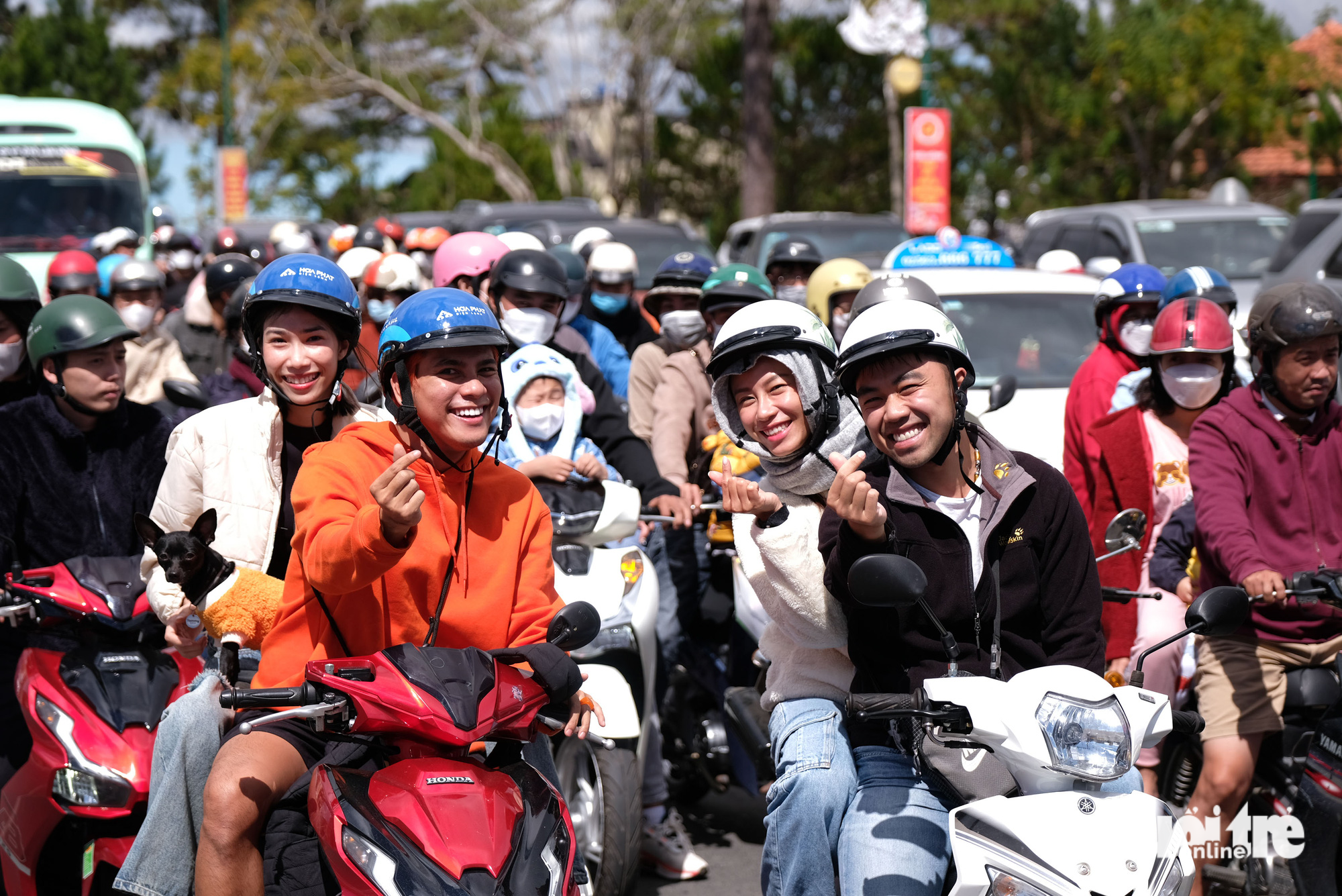 Many young people are seen still joyful despite being stuck in traffic congestion on a street in Da Lat City on January 26, 2023. Photo: Mai Vinh / Tuoi Tre