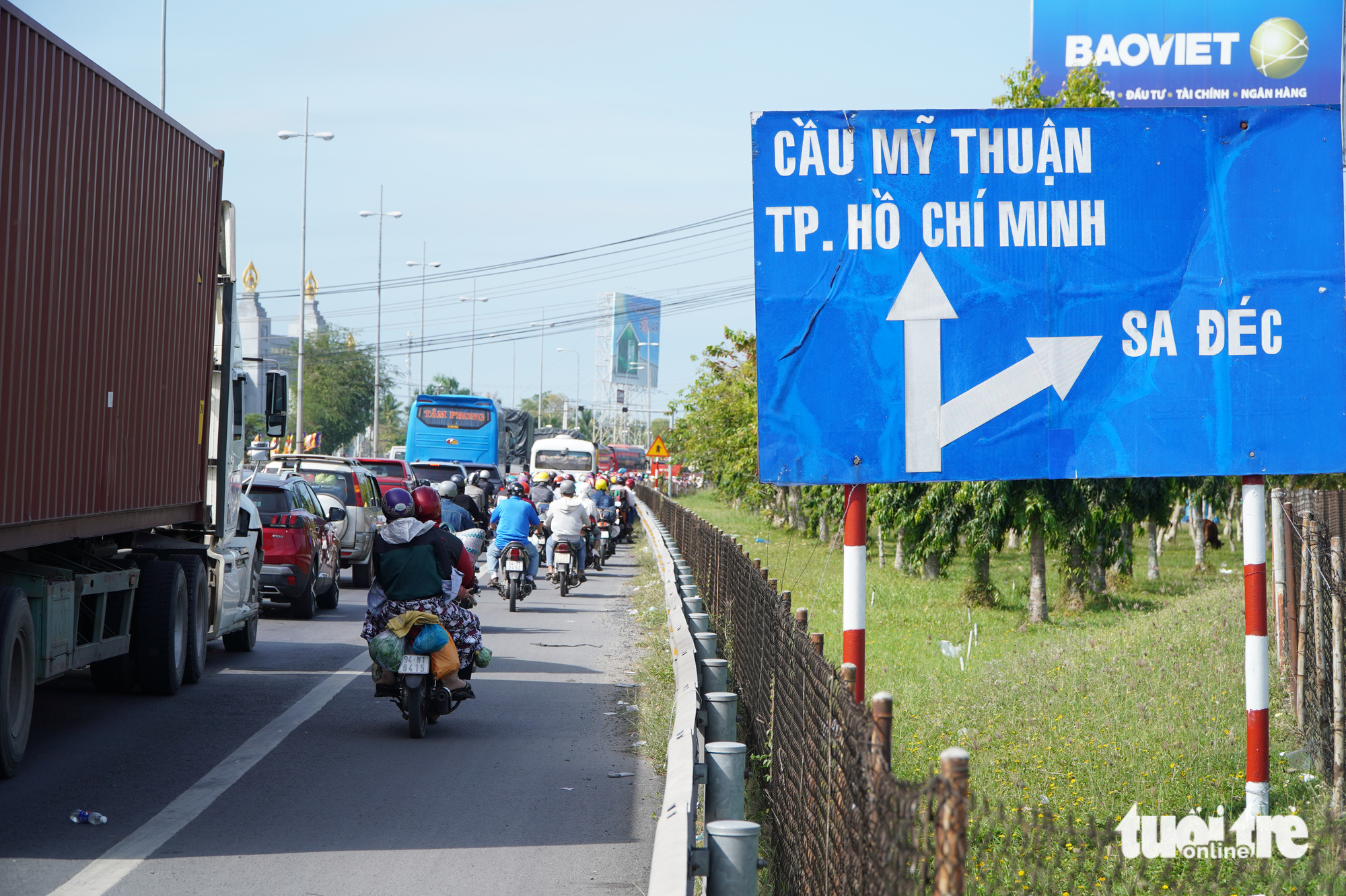 The approach road to the My Thuan Bridge is narrow, causing a bottleneck. Photo: Chi Hanh / Tuoi Tre