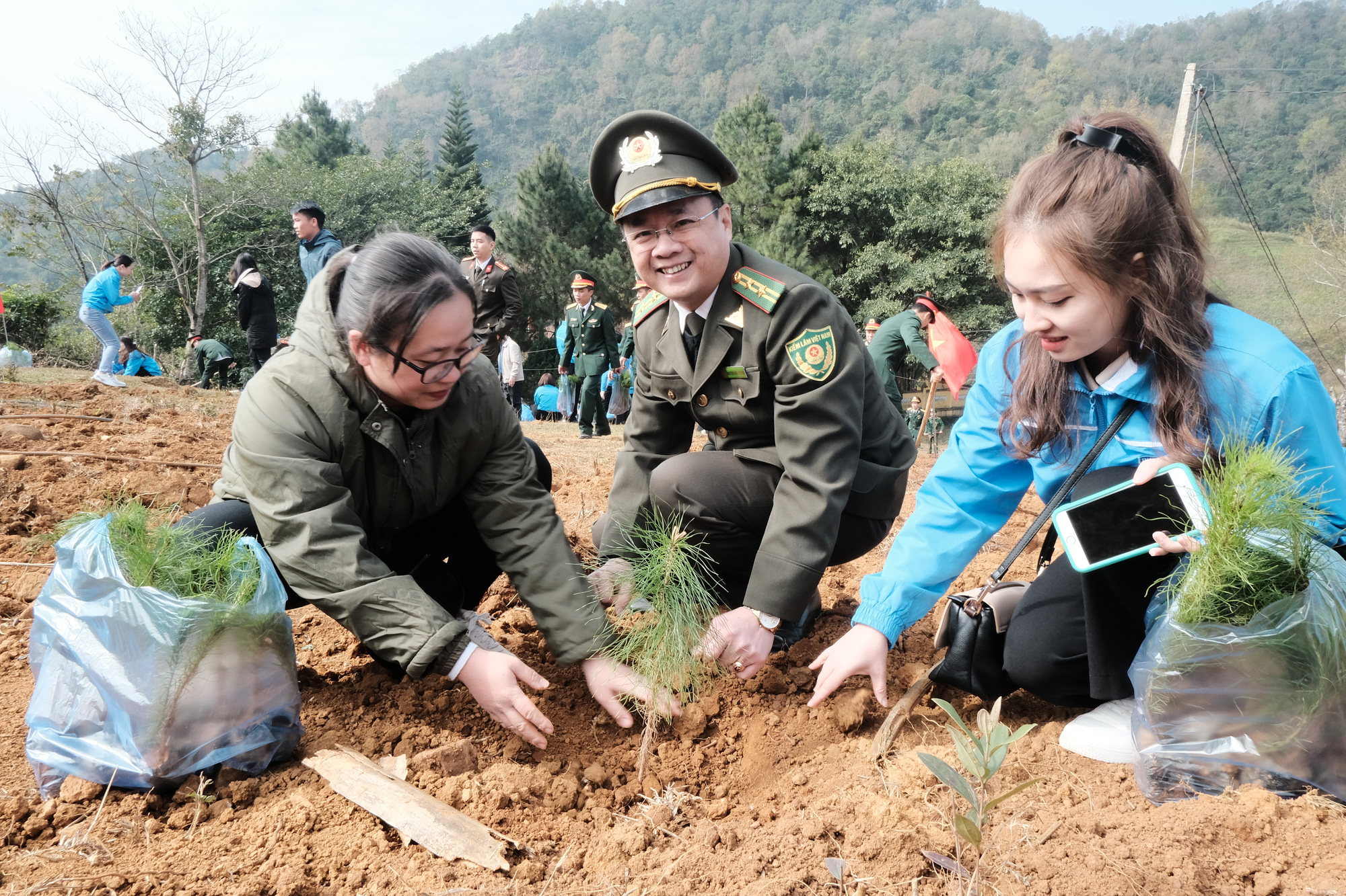 In Hoa Binh Province, young people and members of the Ho Chi Minh Communist Youth Union plant 30,000 trees. Photo: Ha Thanh / Tuoi Tre