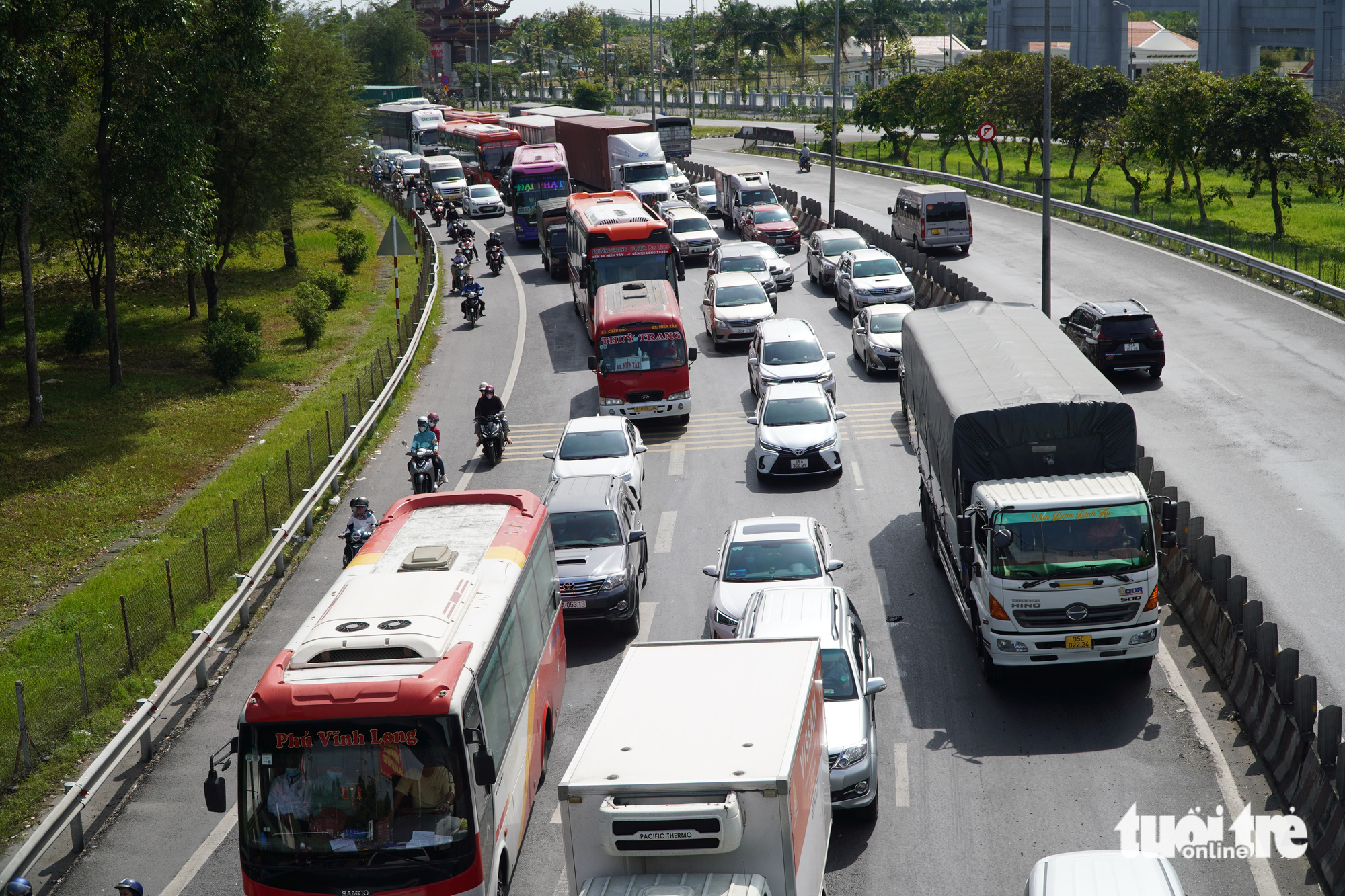 Autos move slowly on the My Thuan Bridge. Photo: Chi Hanh / Tuoi Tre