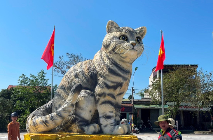 Certificate of merit awarded to Tet cat mascot creator in Vietnam’s Quang Tri Province
