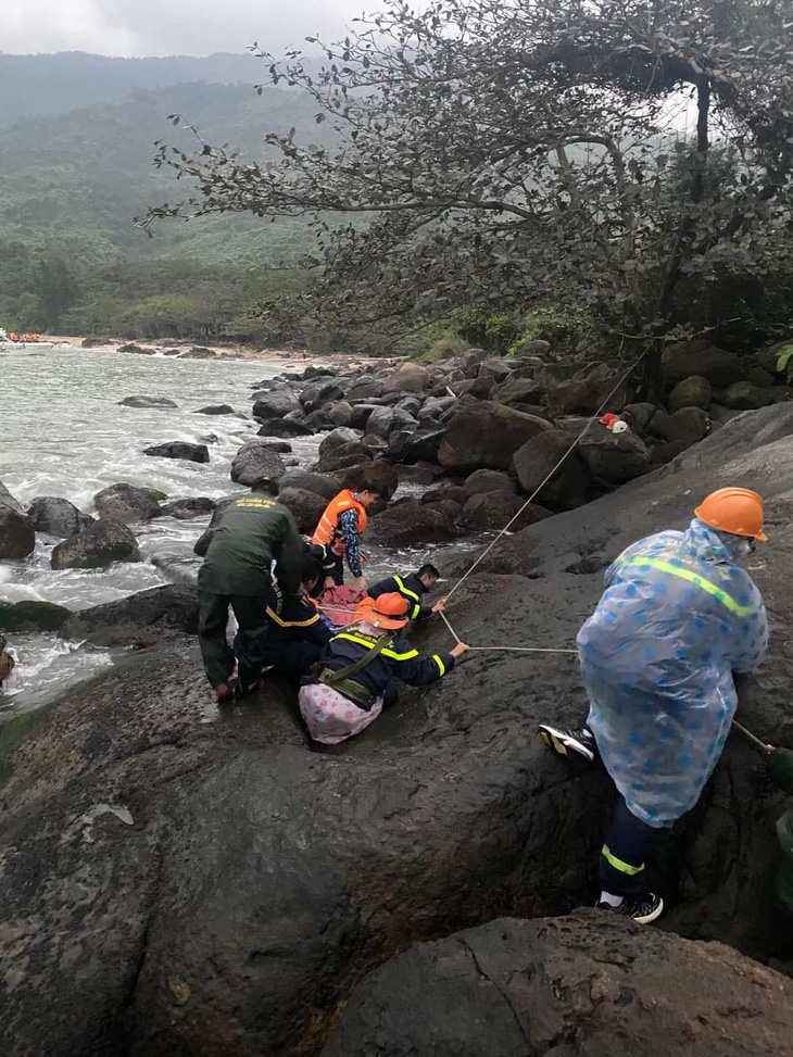 Overnight rescue of trekker falling into abyss from Hai Van Pass in central Vietnam