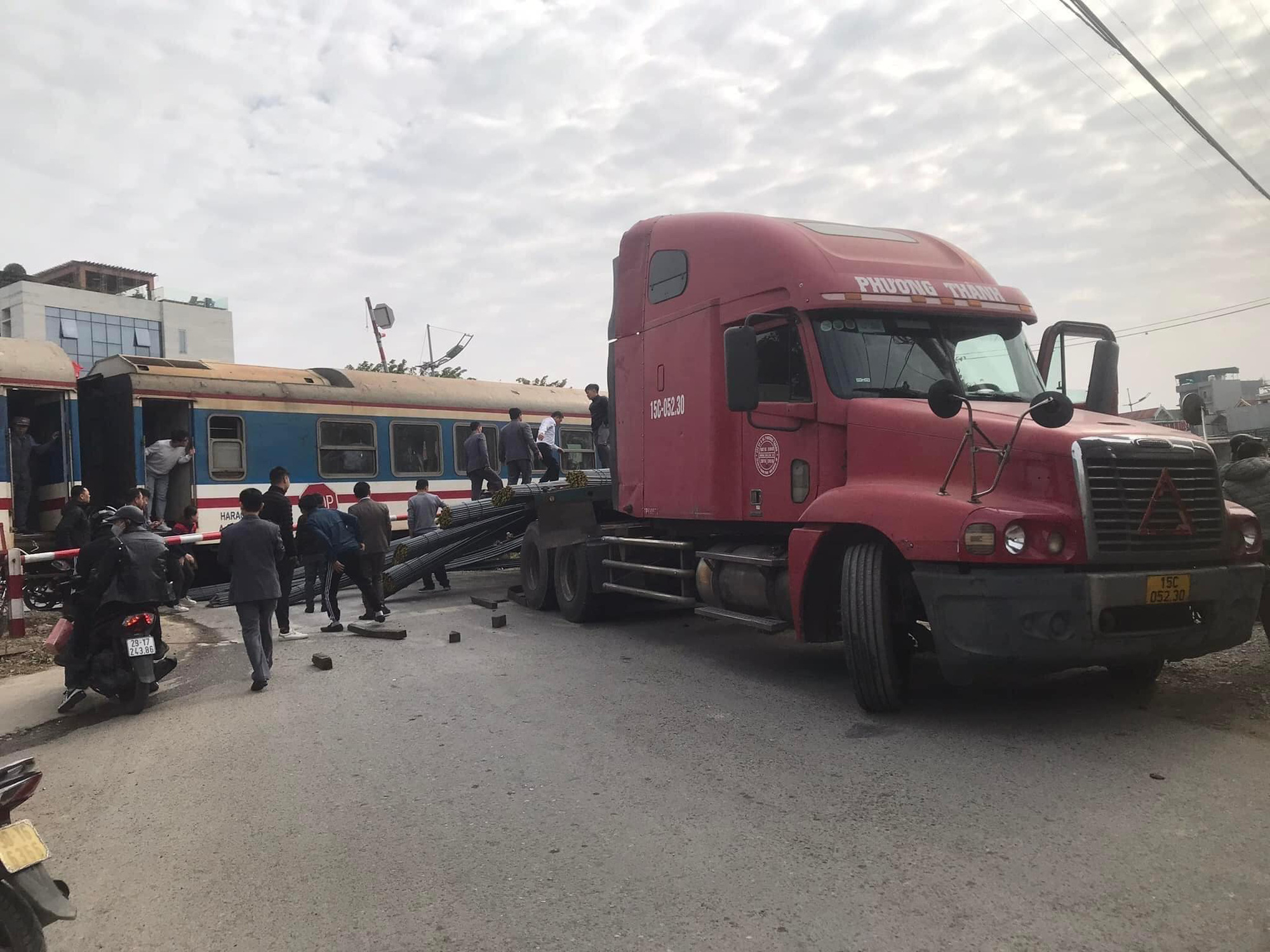 Truck-train collision in Hanoi injures 1, interrupts railway route for 2.5 hours