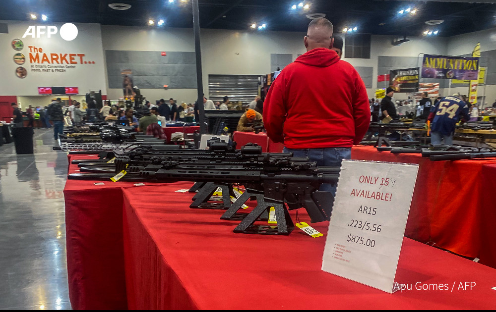 R15 rifles are for sale at the Crossroads of the West Gun Show at the Convention Center in Ontario, California, on January 28, 2023. Photo: AFP
