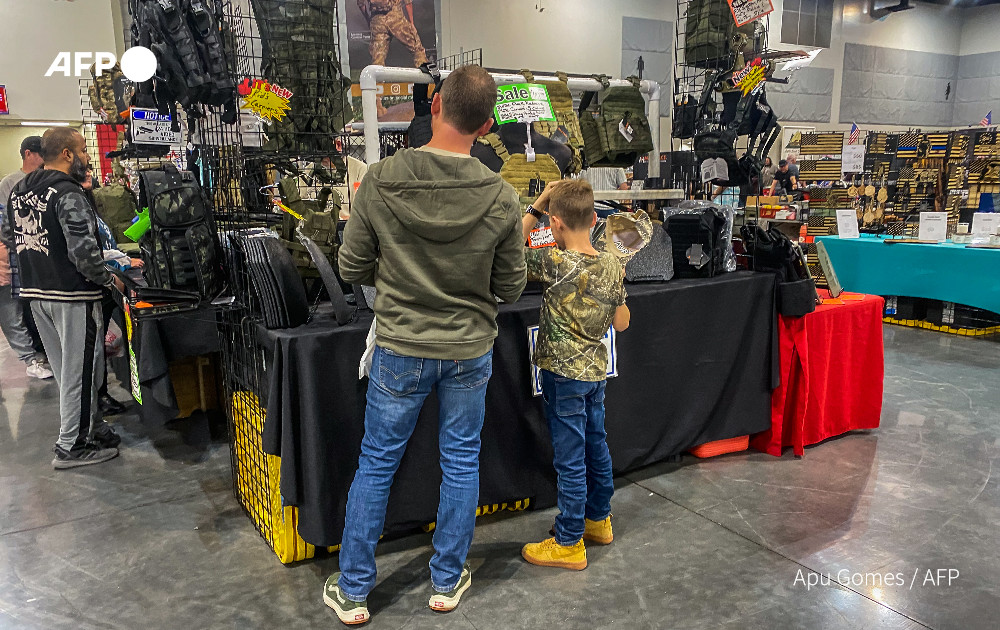 A man and his son browse as vendors sell firearms and accessories at the Crossroads of the West Gun Show at the Convention Center in Ontario, California, on January 28, 2023. Photo: AFP