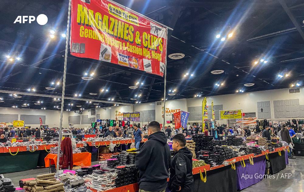 Kids look at magazines in a firearms and accessories shop at the Crossroads of the West Gun Show at the Convention Center in Ontario, California, on January 28, 2023. Photo: AFP
