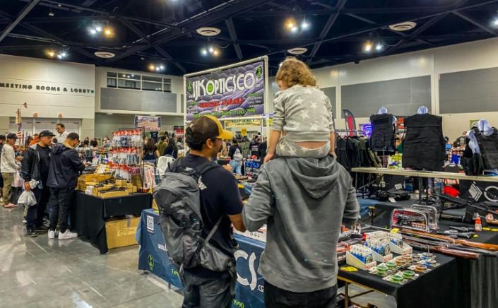 Men and a child browse as vendors sell firearms and accessories at the Crossroads of the West Gun Show at the Convention Center in Ontario, California, on January 28, 2023. Photo: AFP