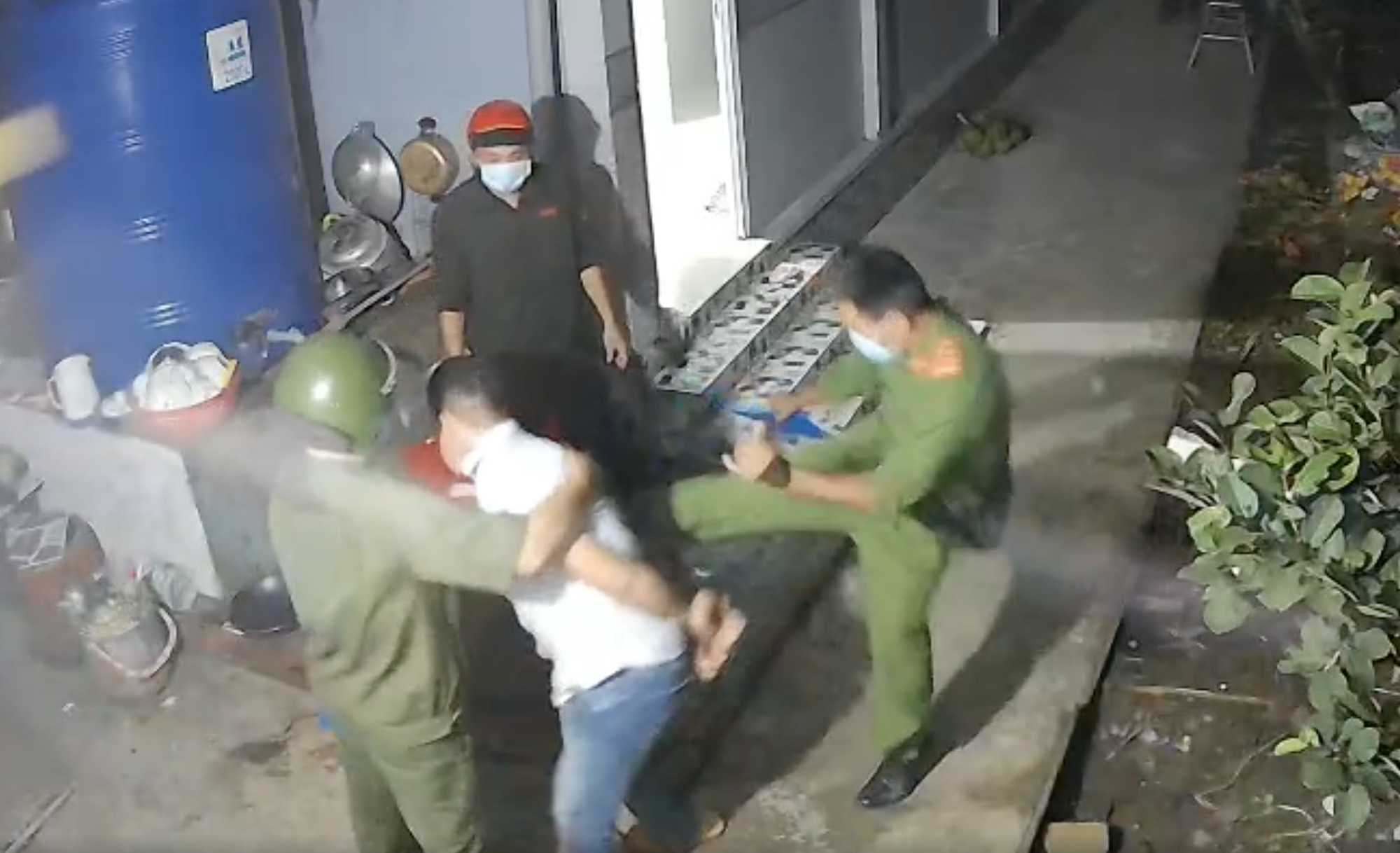 Vietnamese policeman suspended for kicking handcuffed man