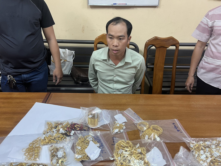 Suspect held for stealing gold jewelry worth $190,000 from Ho Chi Minh City shop
