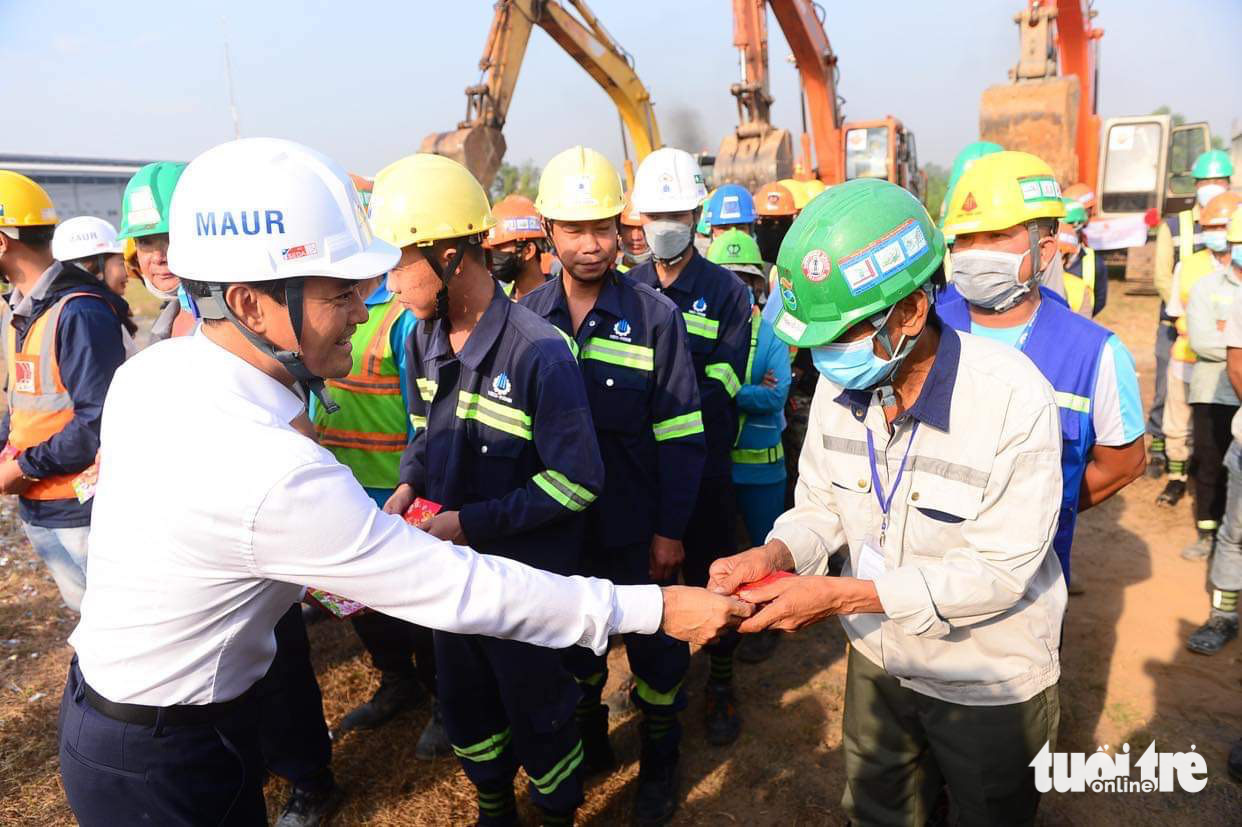 Vice Chairman of the Ho Chi Minh City People's Committee Bui Xuan Cuong greets workers at the construction site, January 31, 2023. Photo: Quang Dinh / Tuoi Tre