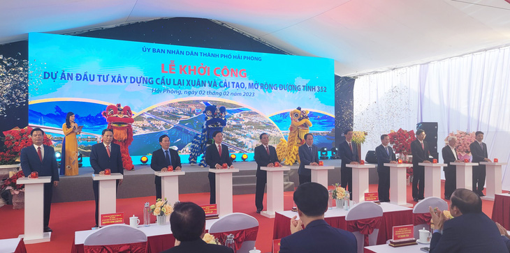Delegates press symbolic buttons to break ground on a project to build the Lai Xuan Bridge and renovate a provincial road to directly connect Hai Phong City and Quang Ninh Province, northern Vietnam , February 2, 2023. Photo: Tien Thang / Tuoi Tre