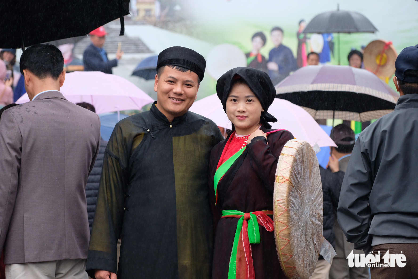 Luong Hong Hanh (R), who traveled 100km from Lang Son Province, poses for a photo with her husband at the Lim Festival in Tien Du District, Bac Ninh Province, Vietnam, February 3, 2023. Photo: Nguyen Bao / Tuoi Tre