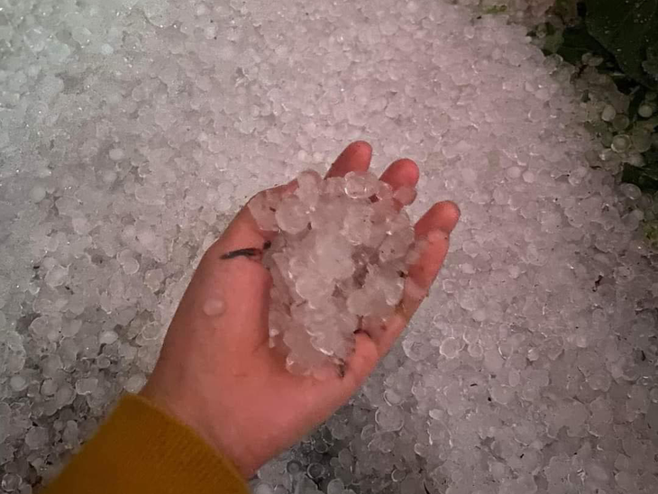 The hail is heavy with hailstones as big as thumbs. Photo: D.Bien / Tuoi Tre