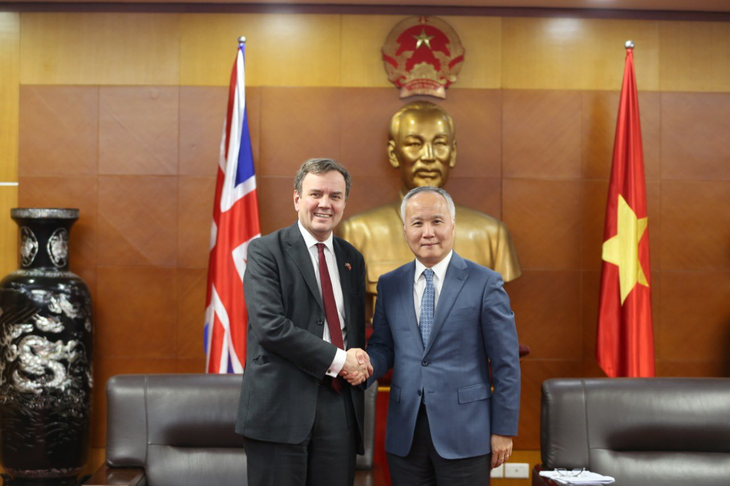 Vietnamese Deputy Minister of Industry and Trade Tran Quoc Khanh (R) and UK Minister of International Trade Greg Hands pose for a photo at a meeting in Hanoi on February 1, 2022. Photo: British Embassy in Hanoi
