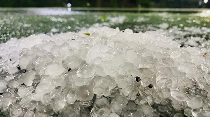 The hail accompanied by a thunderstorm lasts for some 20 minutes. Photo: D.Bien / Tuoi Tre