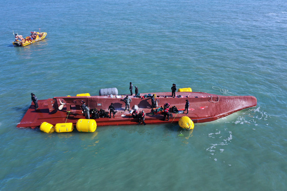 2 Vietnamese fishermen missing off S.Korean coast after shipwreck