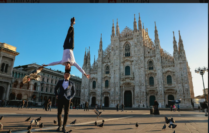 The Vietnamese acrobatic duo are performing their head-to-head balancing walk at the Milan Cathedral in Milan, Italy. Photo Photo: Hai An / Tuoi Tre