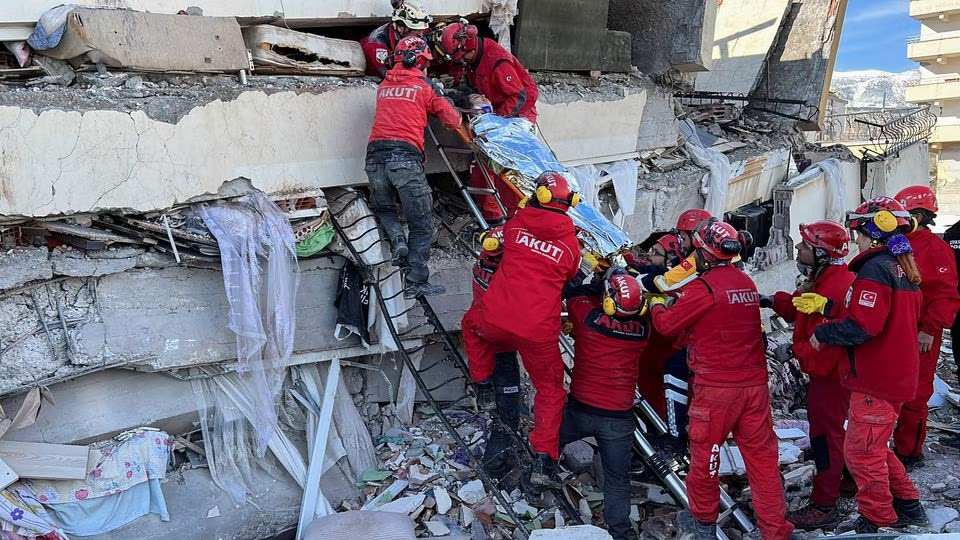 Rescuers carry a woman after she was evacuated from under a collapsed building following an earthquake in Kahramanmaras, Turkey, February 7, 2023. Photo: Reuters