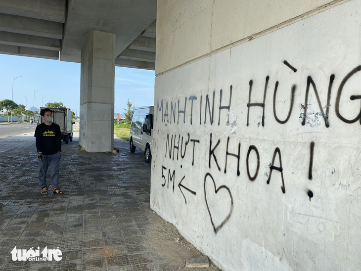 An advertisement is painted on the foot of the Tien Son Bridge in Da Nang City. Photo: Truong Trung / Tuoi Tre
