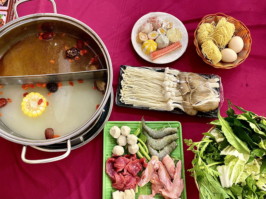 Enjoying a hotpot in the cold weather in Mang Den is among the favorite activities of tourists. Photo: Dieu Qui / Tuoi Tre