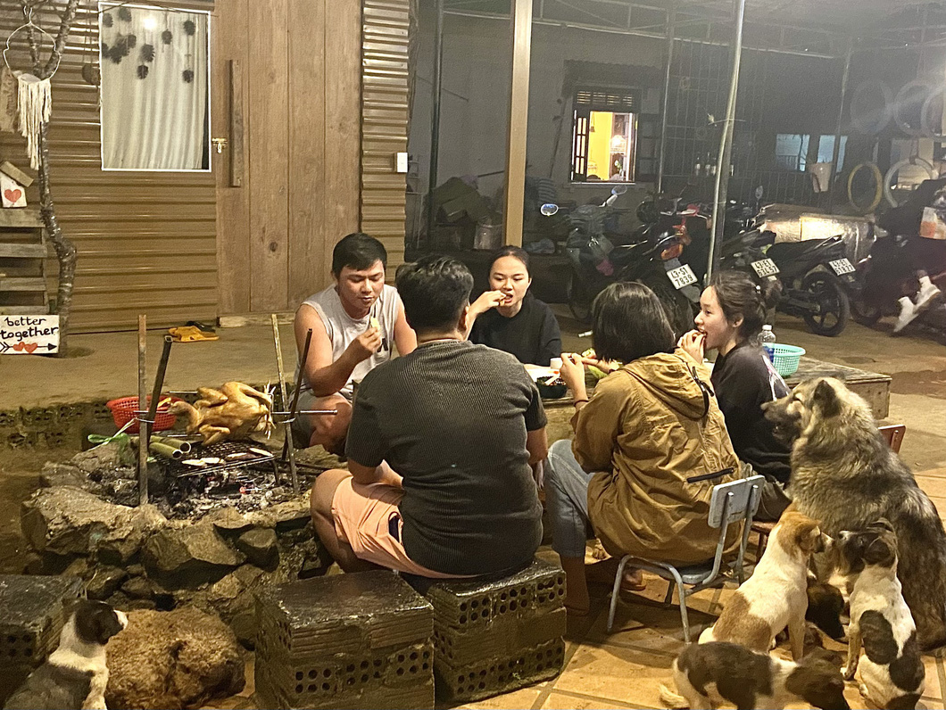 A group of travelers join a BBQ at a local homestay along Tran Quang Khai Street in Mang Den. Photo: Dieu Qui / Tuoi Tre