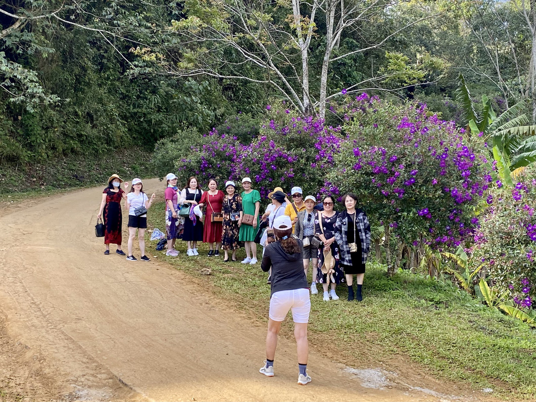 Tourists pose for a group photo near Pa Sy waterfall in Mang Den. Photo: Dieu Qui / Tuoi Tre