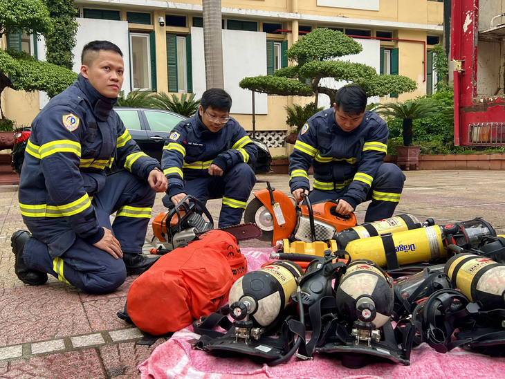 Rescue workers check their equipment equipment before flying to Turkey to aid in rescue efforts. Photo: Danh Trong / Tuoi Tre