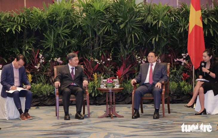 Vietnam’s Prime Minister Pham Minh Chinh and Tow Heng Tan, deputy chairman of Singapore’s Sembcorp Industries, are seen at their talks in Singapore on February 10, 2023. Photo: Duy Linh / Tuoi Tre