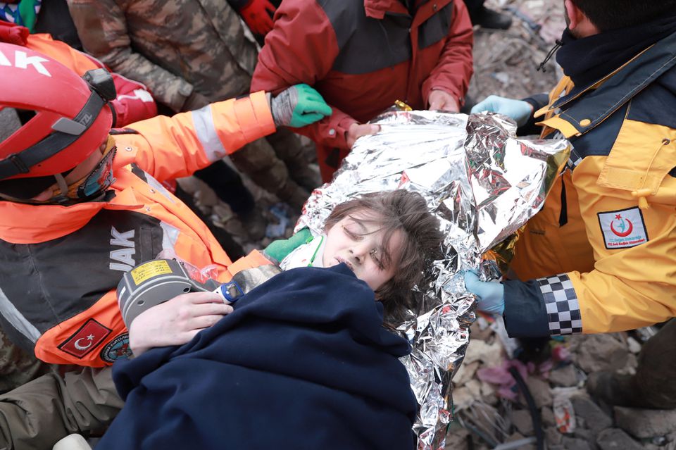 Turkish boy Poyraz is carried to an ambulance after being rescued alive from rubbles in the aftermath of a deadly earthquake in Kahramanmaras, Turkey February 10, 2023. Photo: Reuters