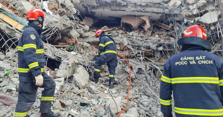 This image shows Vietnamese rescuers using specialized equipment to cut steel and iron structures of collapsed buildings in the southeastern Turkish city of Adiyaman on February 11, 2023 in search of victims of the fatal earthquake that hit Turkey five days earlier. Photo: Vietnamese rescue team