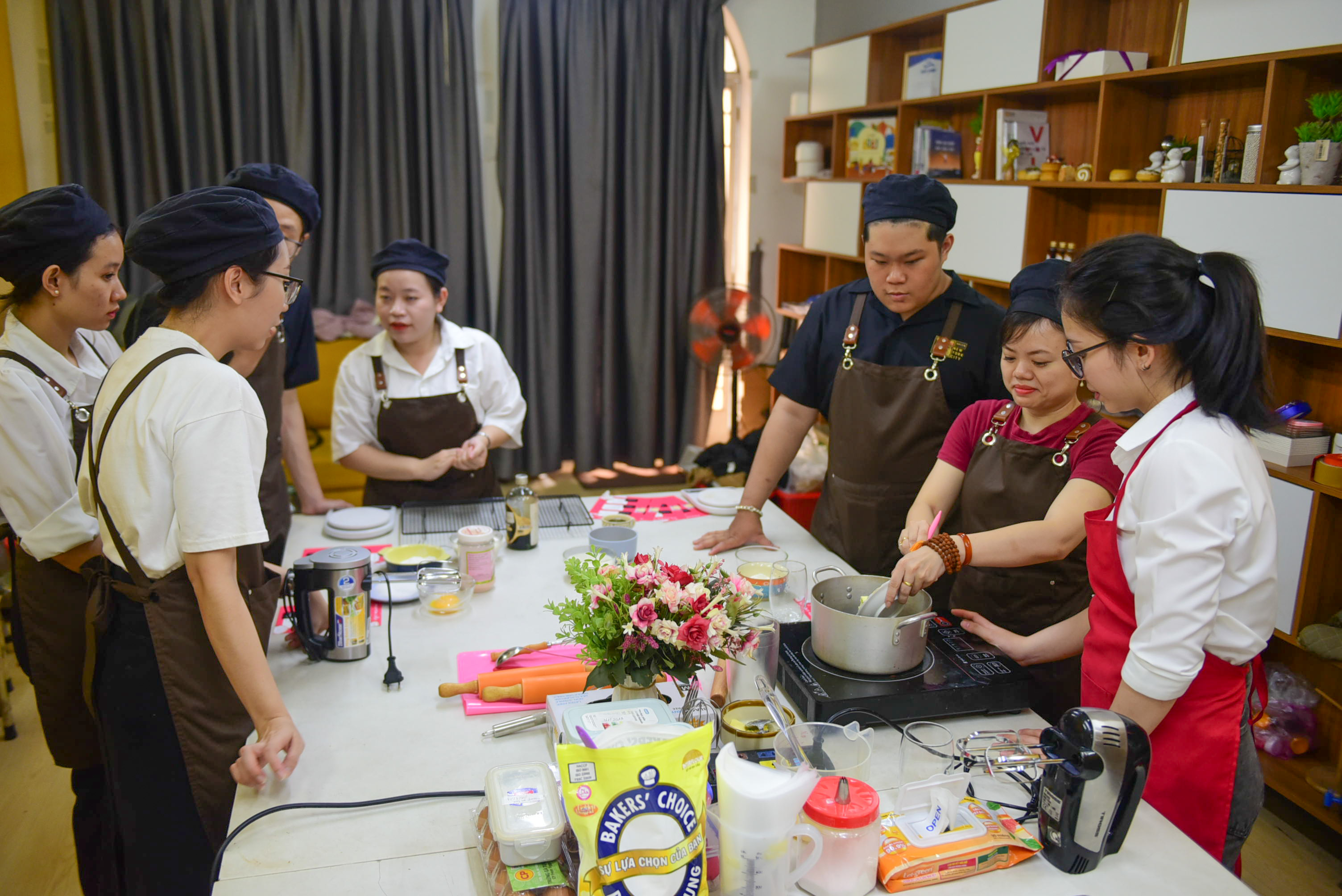 Attendees learn to bake Craquelin at a workshop in Ho Chi Minh City on the occasion of Valentine’s Day in 2023. Photo: Ngoc Phuong / Tuoi Tre News