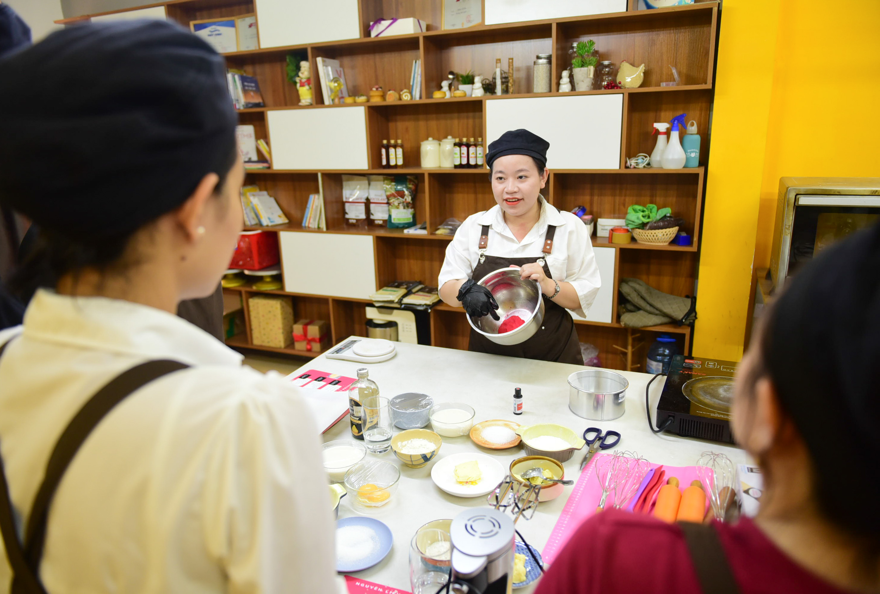 Baker Dang Que Ngan instructs attendees to bake at a workshop in Ho Chi Minh City  on the occasion of Valentine’s Day in 2023. Photo: Ngoc Phuong / Tuoi Tre News