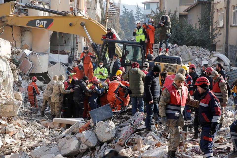 Turkish and Chinese rescuers carry Malek, a 55-year-old Syrian refugee man, into an ambulance after he was rescued from the wreckage of a destroyed building in the aftermath of the deadly earthquake in Hatay, Turkey February 12, 2023. Photo: Reuters