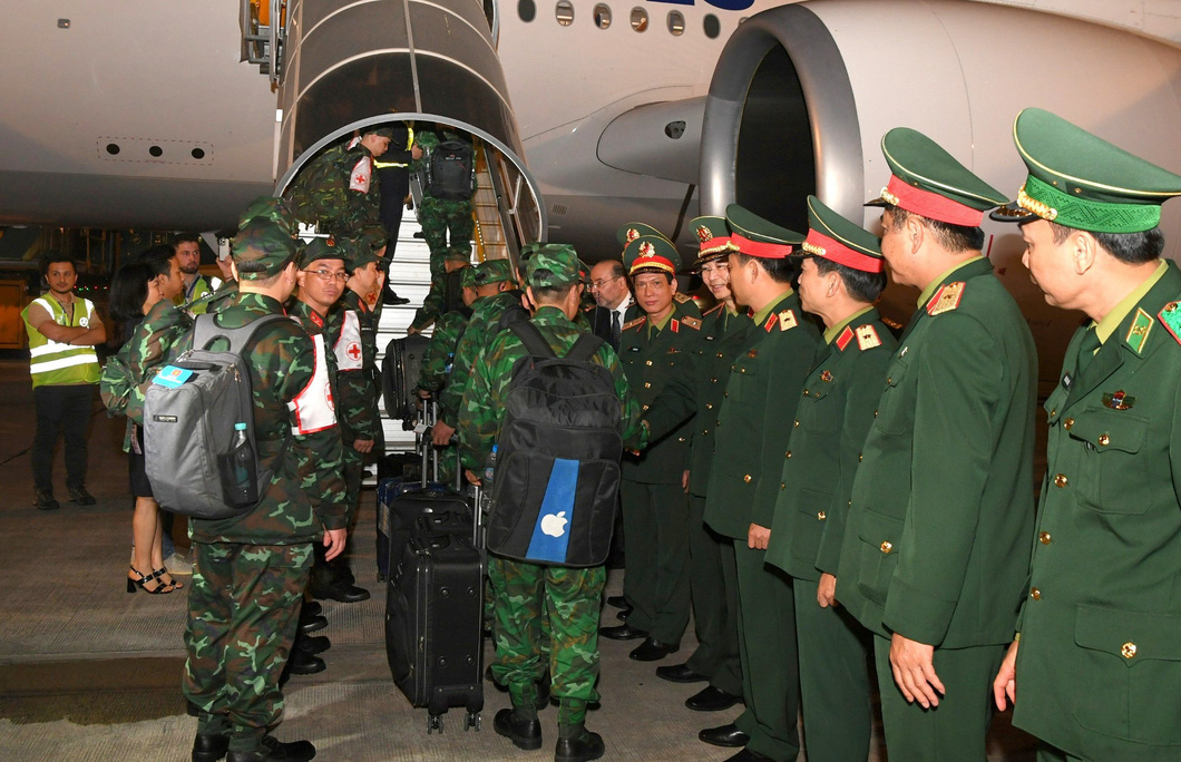 The flight with the Vietnamese military delegation on board will land in Turkey after 11 hours. Photo: qpvn.vn