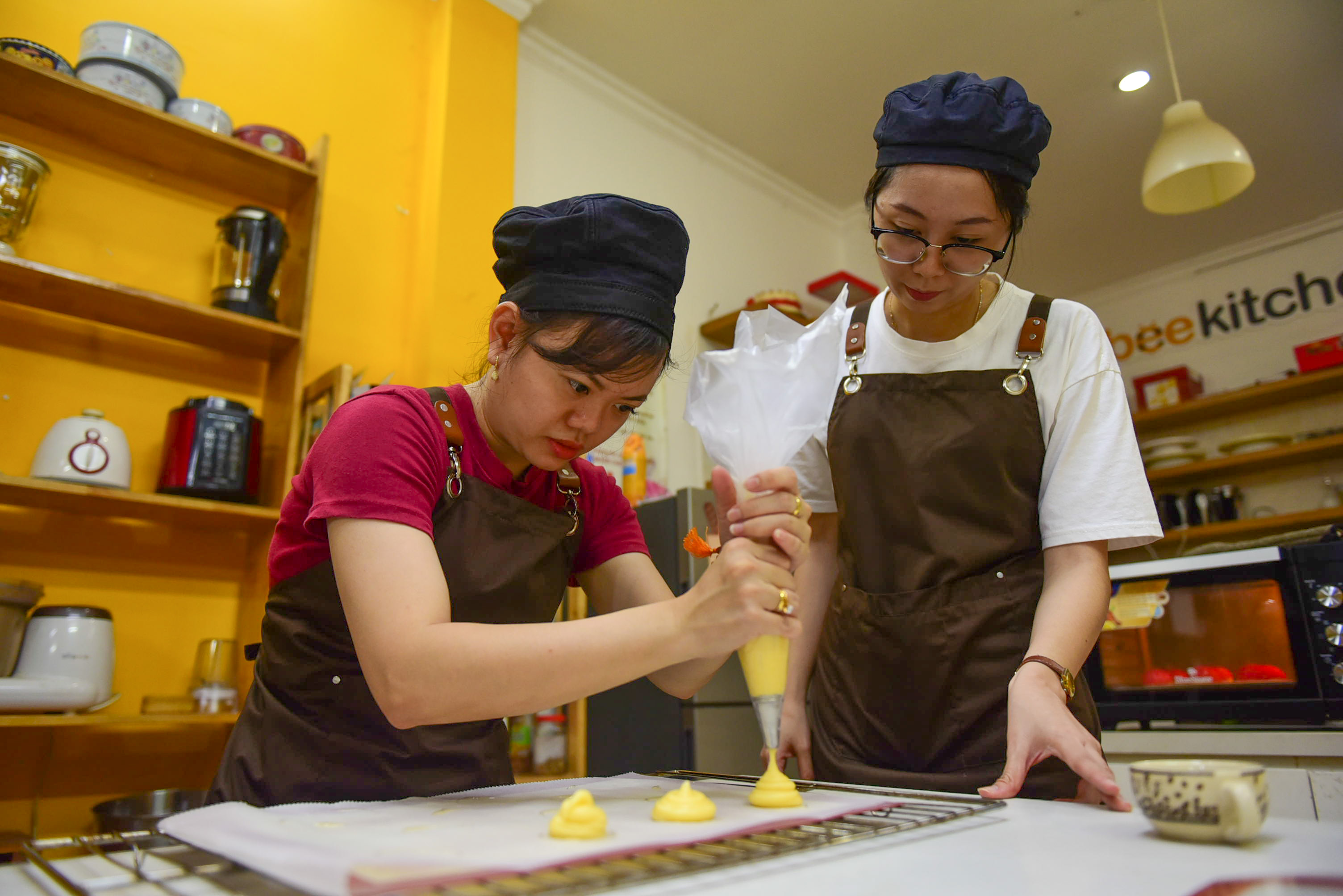 Duong Thi Hong Hanh focuses on making the filling for her Valentine Craquelin puffs at a baking workshop in Ho Chi Minh City  on the occasion of Valentine’s Day in 2023. Photo: Ngoc Phuong / Tuoi Tre News