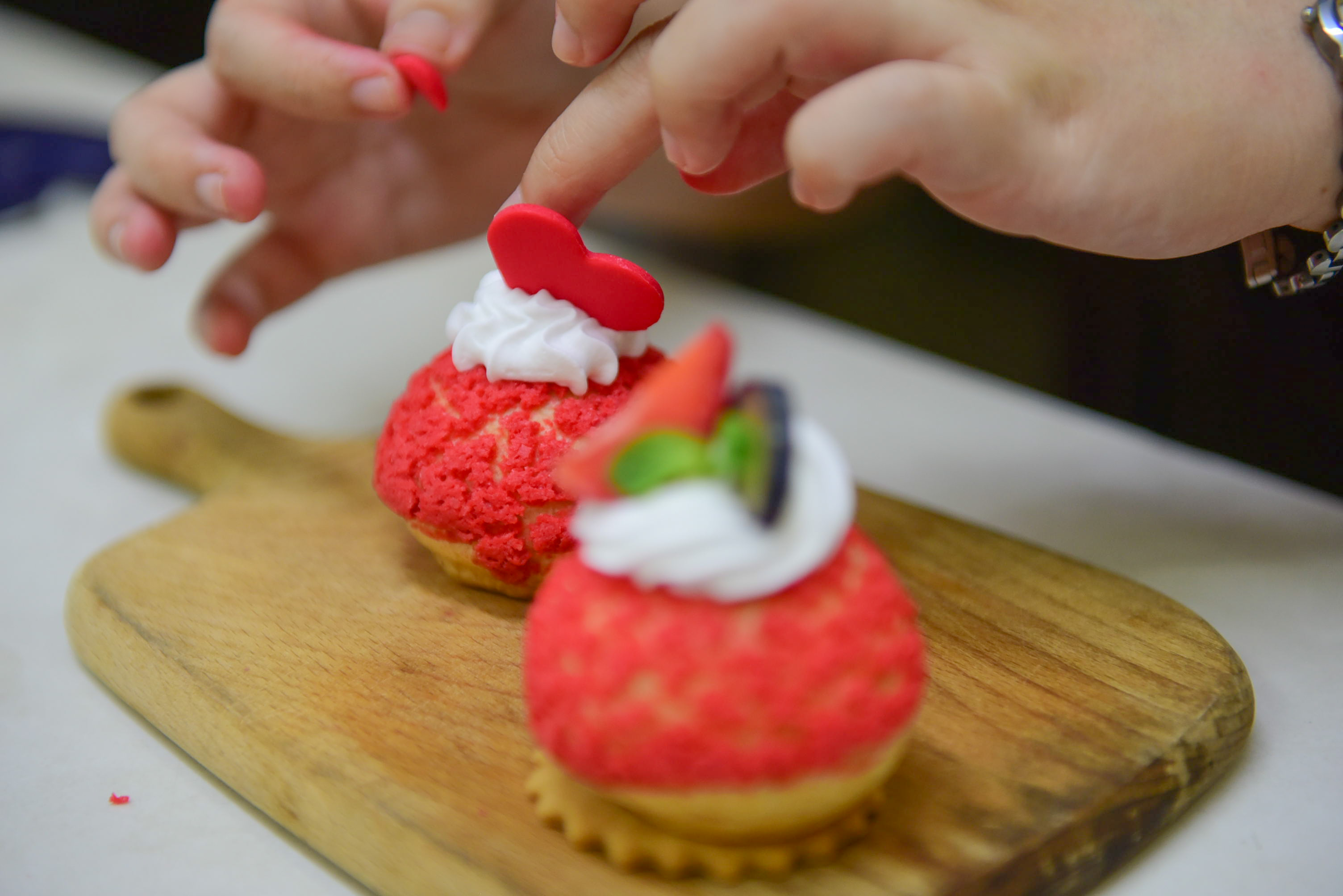 Craquelin puffs are made at a baking workshop in Ho Chi Minh City  on the occasion of Valentine’s Day in 2023. Photo: Ngoc Phuong / Tuoi Tre News