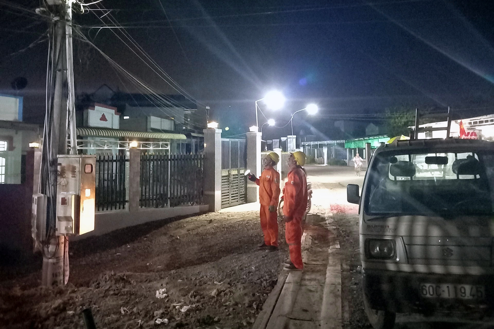 Electricity returns to more than 70 households after a day-long outage due to an incident caused by the ground-leveling process of the Long Thanh International Airport project in Long Thanh District, Dong Nai Province, Vietnam. Photo: H.M. / Tuoi Tre