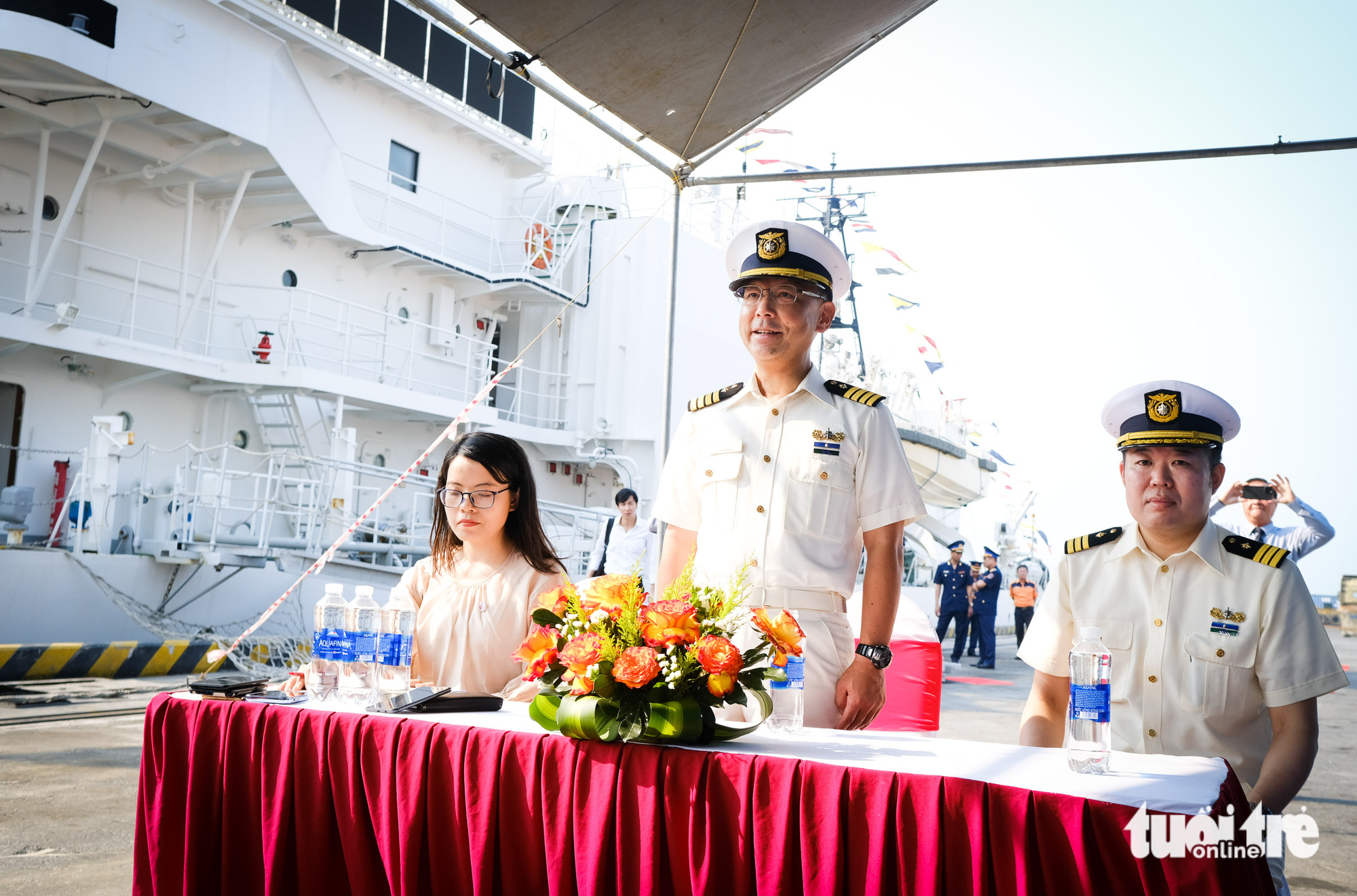 Niwa Satoshi, captain of the Japanese patrol vessel, answers Vietnamese media’s question about the visit. Photo: Tan Luc / Tuoi Tre