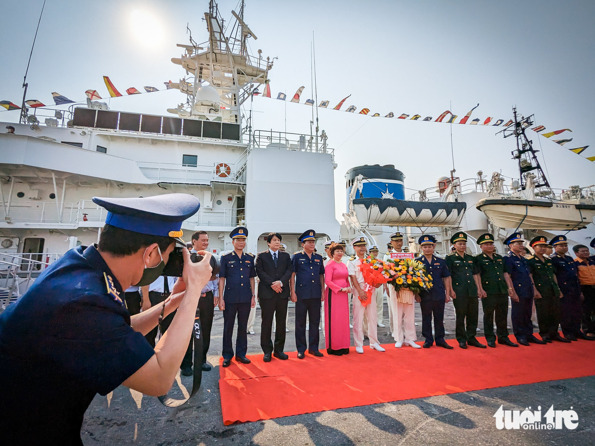 Vietnamese and Japanese forces pose for a photo with Settsu patrol vessel. Photo: Tan Luc / Tuoi Tre