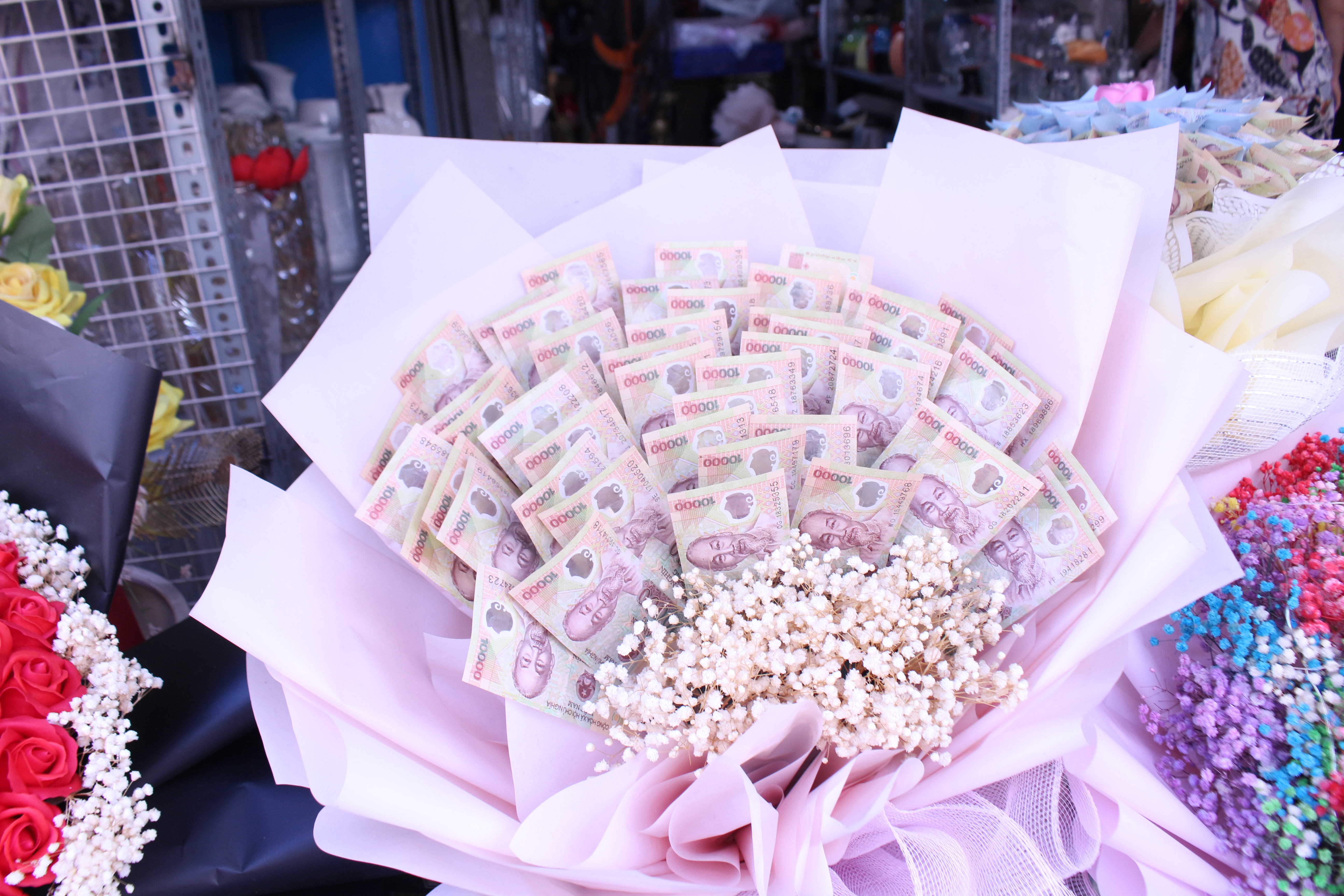 A bouquet made of money sheets is sold at Ho Thi Ky Market in District 10, Ho Chi Minh City. Photo: Ray Kuschert / Tuoi Tre News