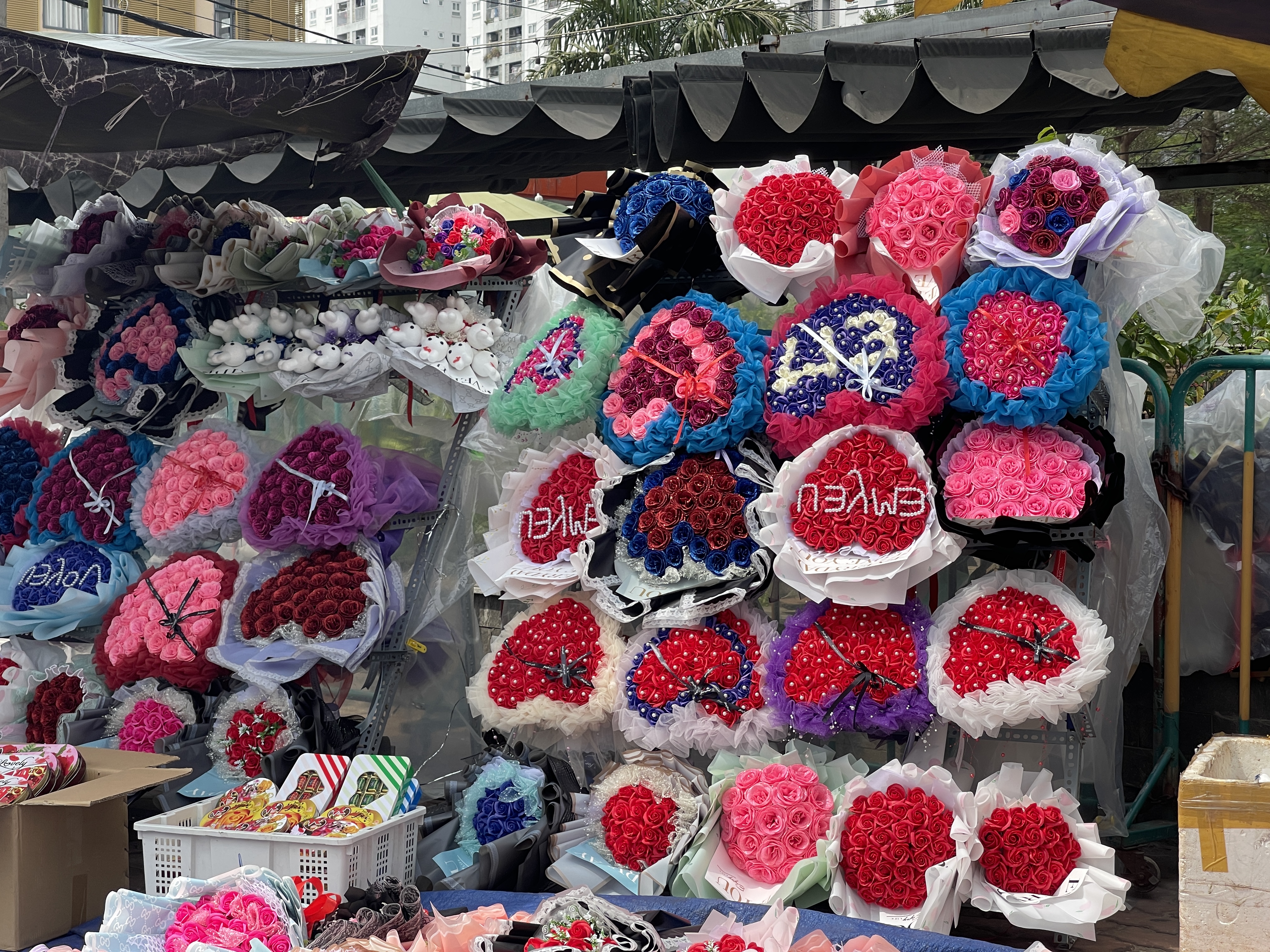 Bouquets of artificial flowers are sold ahead of Valentine's Day on a sidewalk in District 12, Ho Chi Minh City. Picture taken on February 13, 2023. Photo: Dong Nguyen / Tuoi Tre News