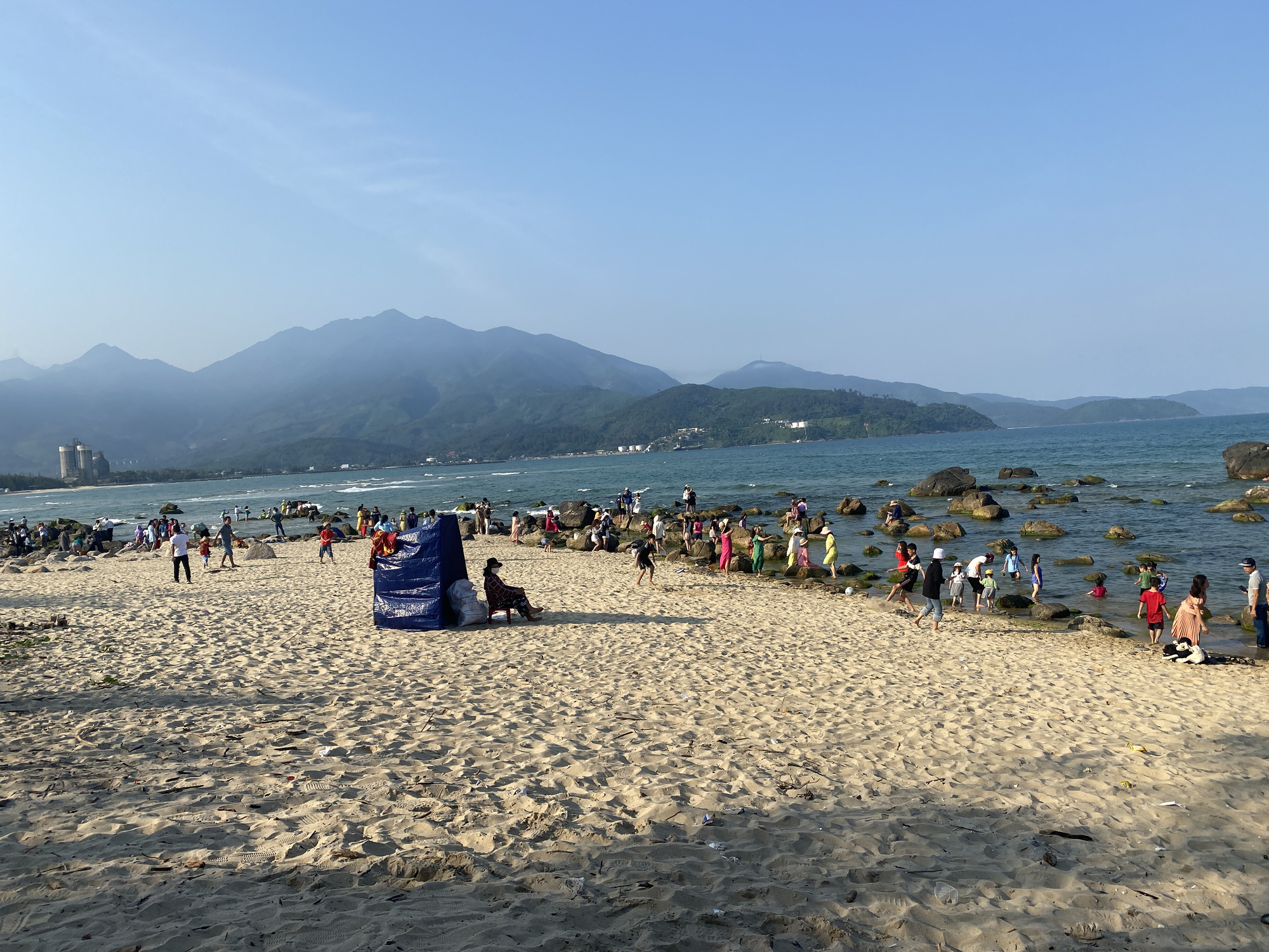 People crowd Nam O Beach, which became known as a ‘check-in point’ with moss-covered rocks in Da Nang City, Vietnam, February 13, 2023. Photo: B.D. / Tuoi Tre